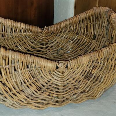 Lot 121: (2) Baskets Lot -one with lid