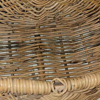 Lot 121: (2) Baskets Lot -one with lid