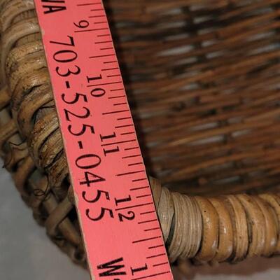 Lot 121: (2) Baskets Lot -one with lid