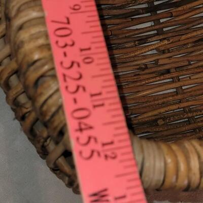 Lot 121: (2) Baskets Lot -one with lid