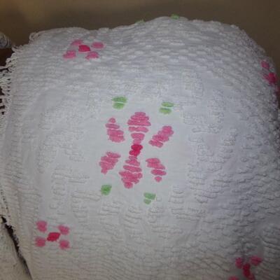 LOT 6 VINTAGE CHENILLE BEDSPREAD AND HANDMADE TABLECLOTH