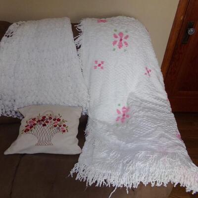 LOT 6 VINTAGE CHENILLE BEDSPREAD AND HANDMADE TABLECLOTH