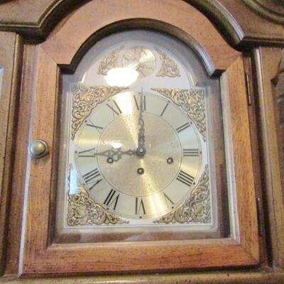 LOT 31 WIND UP CLOCK IN DISPLAY CABINET