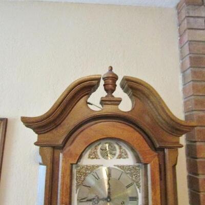 LOT 31 WIND UP CLOCK IN DISPLAY CABINET