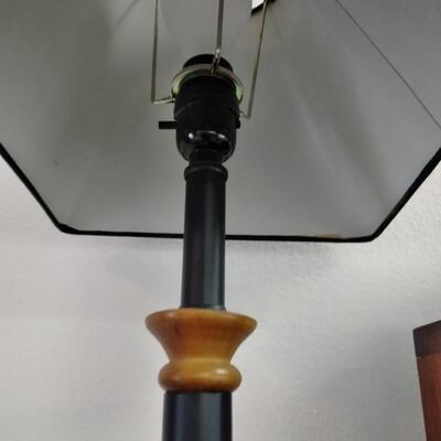 LOT 34 TWO LAMPS & TEMPUS FUGIT SHELF CLOCK 