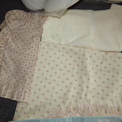 LOT 39 SEWING MATERIAL AND POLY FILL
