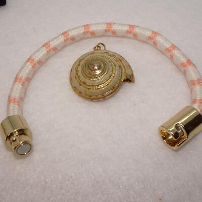 Gold Tone Locking Rope Bracelet & Seashell Pendant 