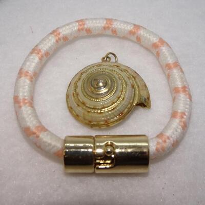 Gold Tone Locking Rope Bracelet & Seashell Pendant 