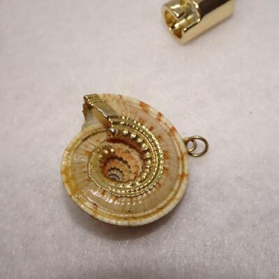Gold Tone Locking Rope Bracelet & Seashell Pendant 