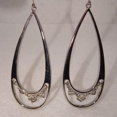 Silver Tone Tear Drop Dangle Earrings - Pretty! 