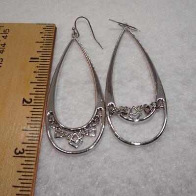 Silver Tone Tear Drop Dangle Earrings - Pretty! 