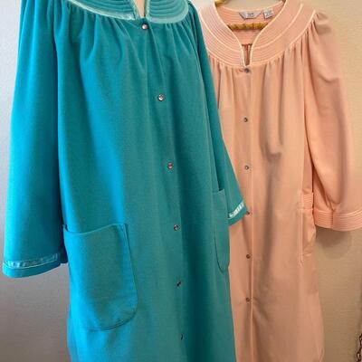 LOT 142  LADIES ROBES SIZE M