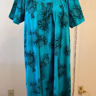 LOT 146  VINTAGE HAWAIIAN MUU MUU PINEAPPLES SIZE M