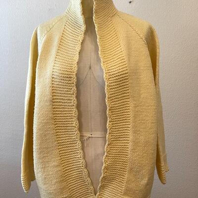LOT 150  VINTAGE HAND KNIT CARDIGAN SWEATER PALE YELLOW SIZE M