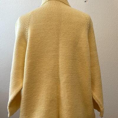 LOT 150  VINTAGE HAND KNIT CARDIGAN SWEATER PALE YELLOW SIZE M