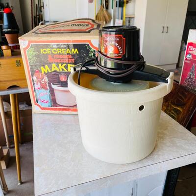 LOT 160  VINTAGE DOLLY MADISON ICE CREAM MAKER ELECTRIC 4 QT