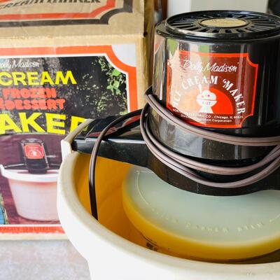 LOT 160  VINTAGE DOLLY MADISON ICE CREAM MAKER ELECTRIC 4 QT