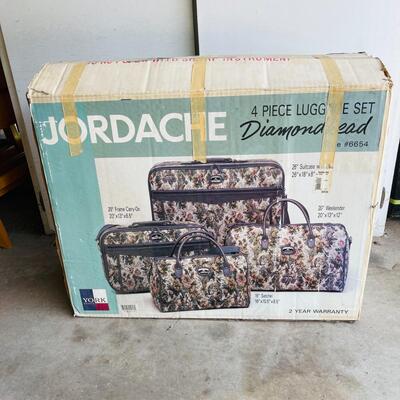 LOT 164  VINTAGE JORDACHE 4PC SET OF LUGGAGE FLORAL TAPESTRY 