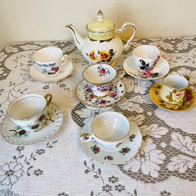 LOT 165  GROUP OF BONE CHINA TEA CUPS & TEA POT 