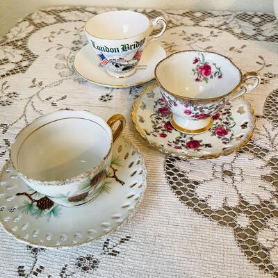 LOT 165  GROUP OF BONE CHINA TEA CUPS & TEA POT 
