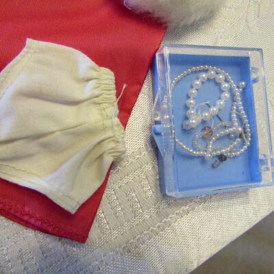 LOT 22 VINTAGE BARBIE FORMAL DRESS WITH MANY ACCESSORIES 