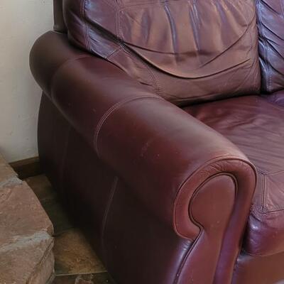 Lot 172: La-z-Boy Leather Loveseat