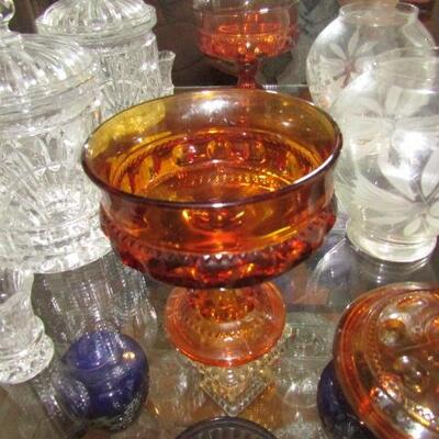LOT 84 COLLECTIBLE GLASSWARE