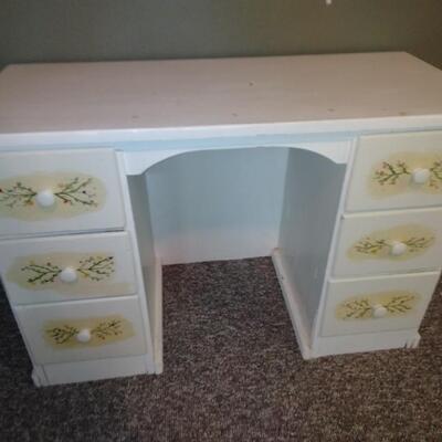 LOT 96 SMALL VANITY / DESK 