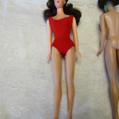 LOT 23 BUBBLE CUT BARBIE AND HER FRIEND