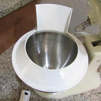 LOT 25 KITCHEN AID STAND MIXER