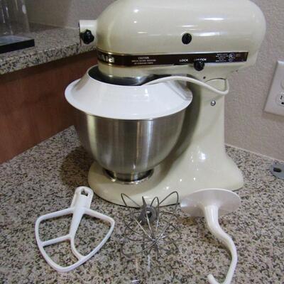 LOT 25 KITCHEN AID STAND MIXER