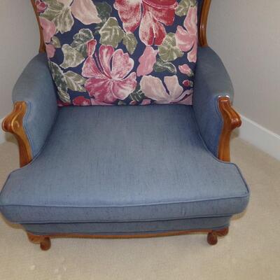 LOT 40 QUALITY UPHOLSTERED ARM CHAIR 