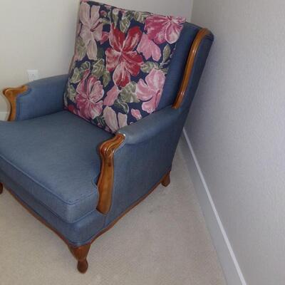 LOT 40 QUALITY UPHOLSTERED ARM CHAIR 