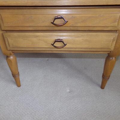 LOT 41 TWO DRAWER END TABLE WITH SMALL LAMP