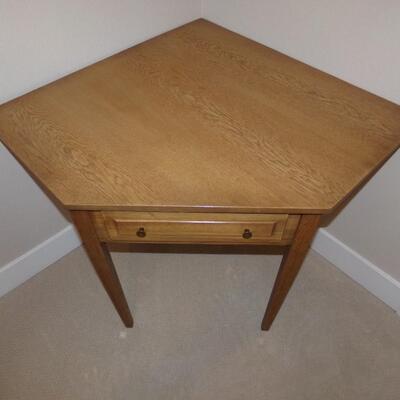 LOT 51 CORNER TABLE WITH DRAWER & LAMP 