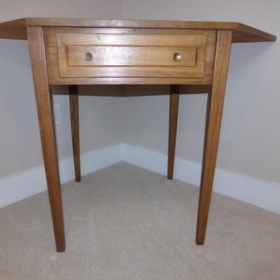 LOT 51 CORNER TABLE WITH DRAWER & LAMP 