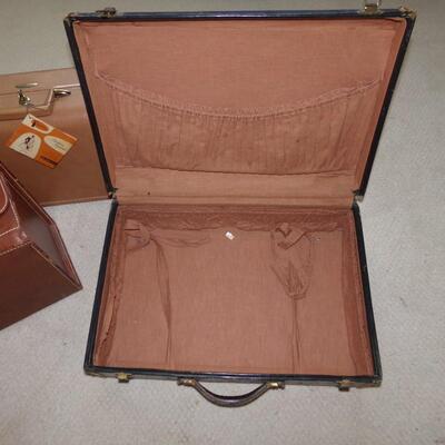LOT 82 VINTAGE LUGGAGE & LEATHER BRIEFCASE 