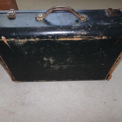 LOT 82 VINTAGE LUGGAGE & LEATHER BRIEFCASE 