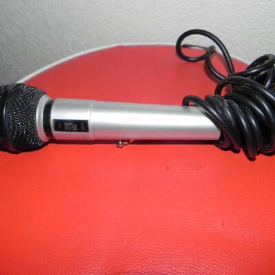 LOT 43  MUSIC FOLDING STOOL & MICROPHONE
