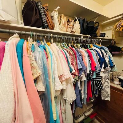 LOT 166  CLOSET PACKED W/LADIES CLOTHES HANDBAGS & SHOES MOST SIZE M