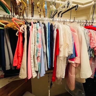 LOT 166  CLOSET PACKED W/LADIES CLOTHES HANDBAGS & SHOES MOST SIZE M