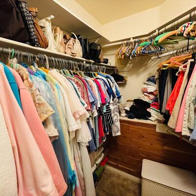 LOT 166  CLOSET PACKED W/LADIES CLOTHES HANDBAGS & SHOES MOST SIZE M