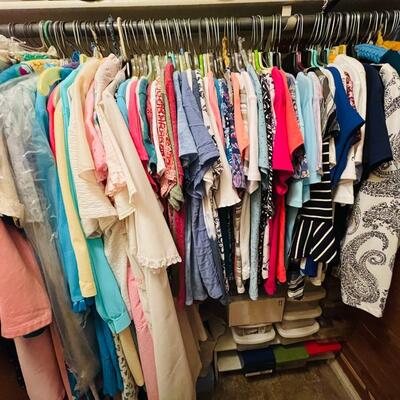 LOT 166  CLOSET PACKED W/LADIES CLOTHES HANDBAGS & SHOES MOST SIZE M
