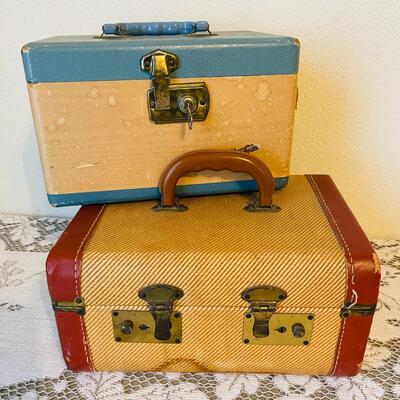 Lot 167  VINTAGE VANITY CASES 