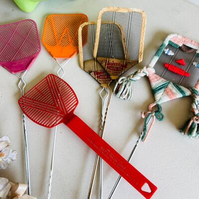 LOT 171  VINTAGE KITSCH! DECORATED & ADVERTISING FLY SWATTERS! 