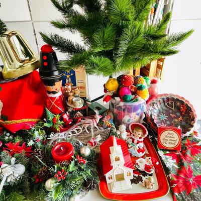LOT 175  VINTAGE CHRISTMAS!  PLASTIC FOLIAGE GIANT BELLS YARN DECORATIONS ORNAMENTS LIGHTS 