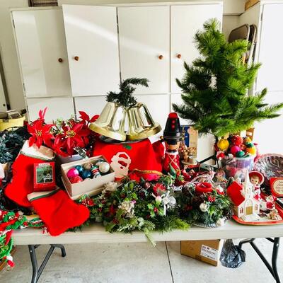 LOT 175  VINTAGE CHRISTMAS!  PLASTIC FOLIAGE GIANT BELLS YARN DECORATIONS ORNAMENTS LIGHTS 