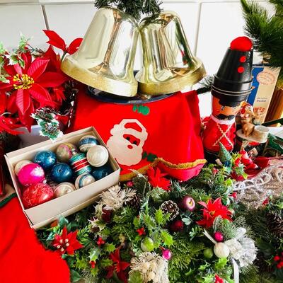 LOT 175  VINTAGE CHRISTMAS!  PLASTIC FOLIAGE GIANT BELLS YARN DECORATIONS ORNAMENTS LIGHTS 