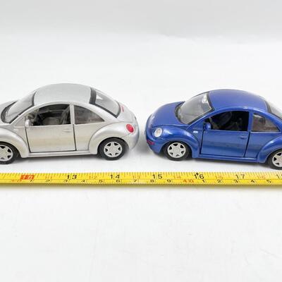 MAISTO â€œNEW VOLKSWAGON BEETLEâ€ 1/37 SCALE DIECAST CARS SET OF 2