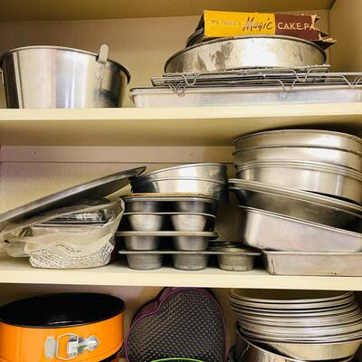 LOT 180  GROUP LOT OF METAL BAKEWARE CAKE PANS PIE PANS BAKING PANS